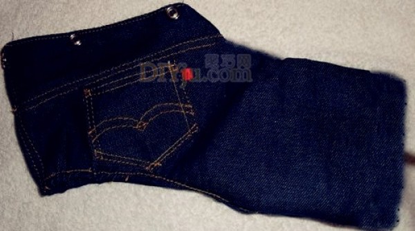 Illustrated tutorial on how to make a dog denim suit from scrap jeans