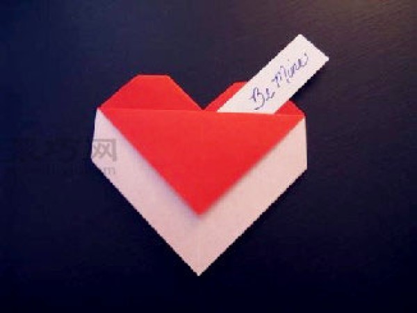 Heart-shaped origami that can be used to make envelopes Simple origami heart illustrated tutorial