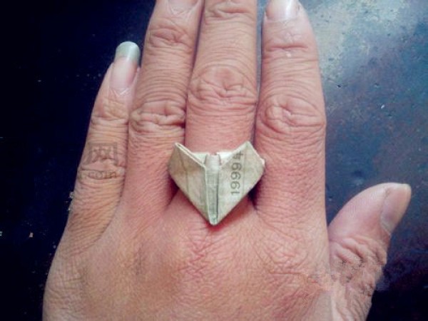 How to fold a ring with one dollar. How to fold a heart ring with money.