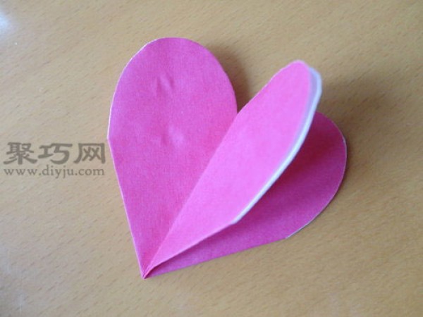 Illustrated tutorial on origami heart-shaped watch. Teach you how to origami a heart-shaped watch.