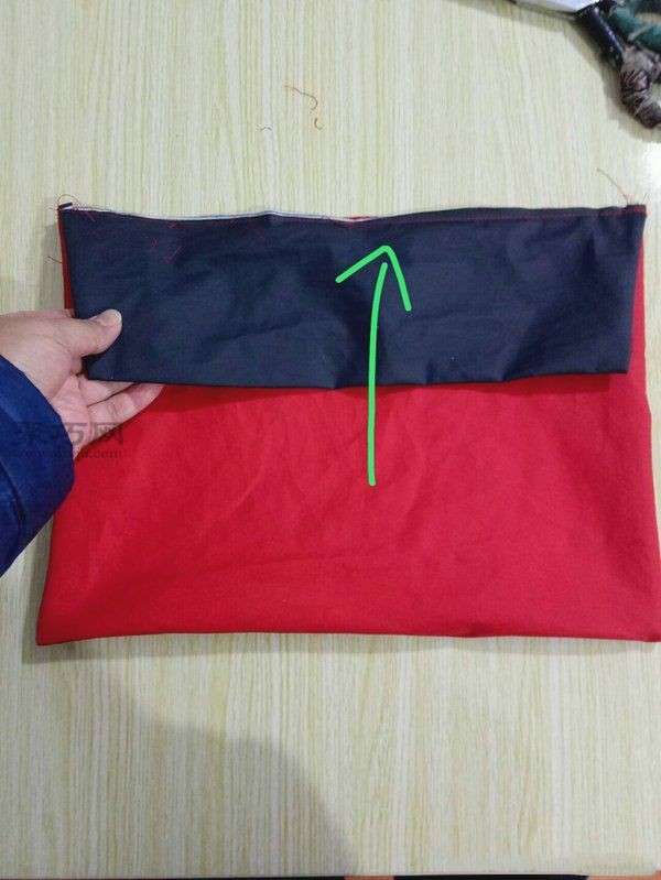 Illustration of the tutorial on how to make a homemade practical file bag with the sleeves of an old jacket made of smooth fabric