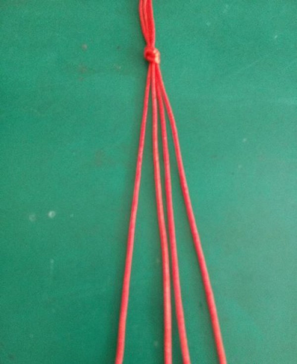 Tutorial on how to weave a red rope bead bracelet. Teach you how to weave a red rope bracelet.