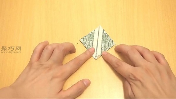 Illustrated tutorial on folding hearts for 1 dollar. Teach you how to fold hearts with money.