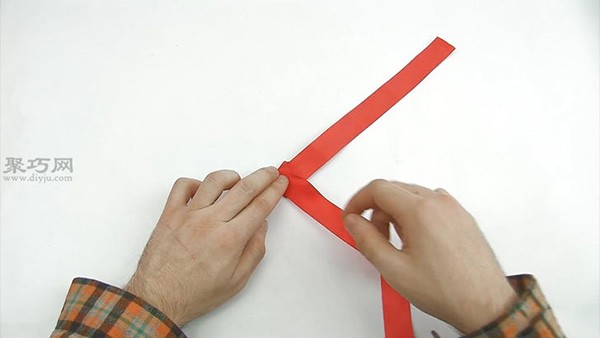 How to fold roses with ribbons. Illustration of the steps for weaving roses with ribbons.