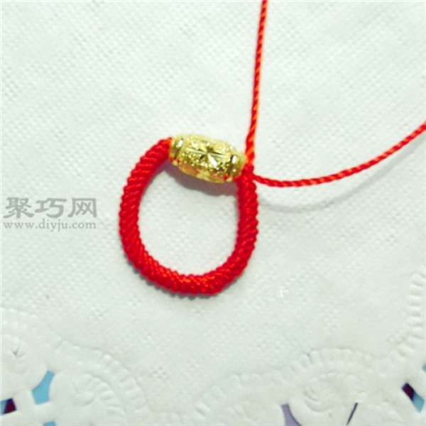 Illustrated tutorial on how to weave a transfer bead ring. How to weave a ring with red rope.