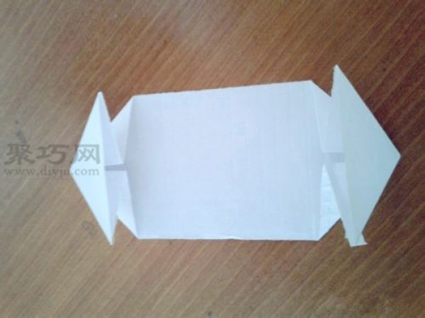 How to fold a super simple paper racing car. Learn how to fold a racing car in 6 steps