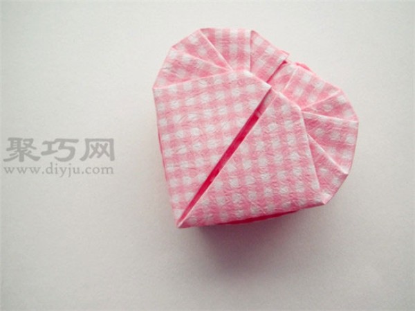 Illustrated tutorial on how to fold a heart-shaped origami box How to fold a heart-shaped origami box