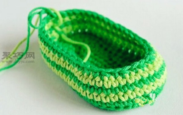 Tutorial on long crocheted baby shoes. Teach you how to knit baby woolen shoes.