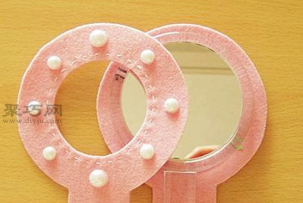 Simple 6-step DIY to teach you how to make a fabric mirror cover by hand