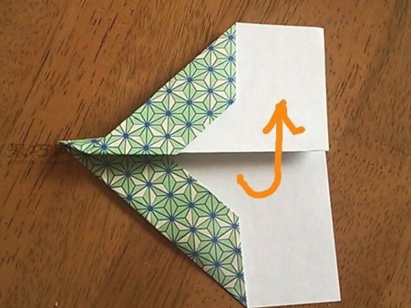 Illustrated tutorial on how to use paper to fold a paper airplane that can fly far