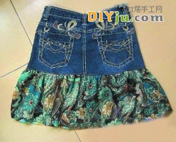 Tutorial on how to transform old jeans into a fashionable dress