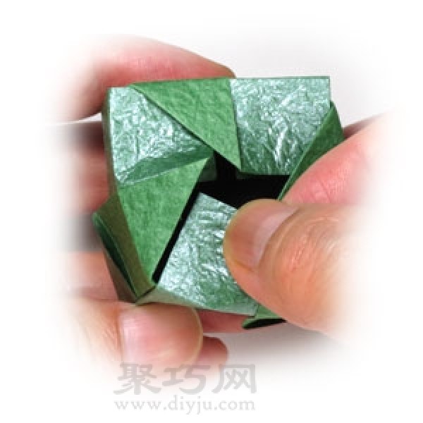 How to stack three-dimensional cubes? Check out this three-dimensional square origami tutorial