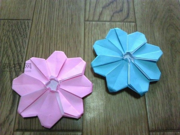 A simple and beautiful way to fold chrysanthemums. If you want to know how to fold chrysanthemums, read this tutorial.