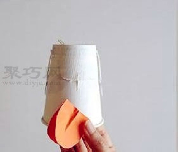 Use disposable paper cups to make animals, paper cups to make ducks