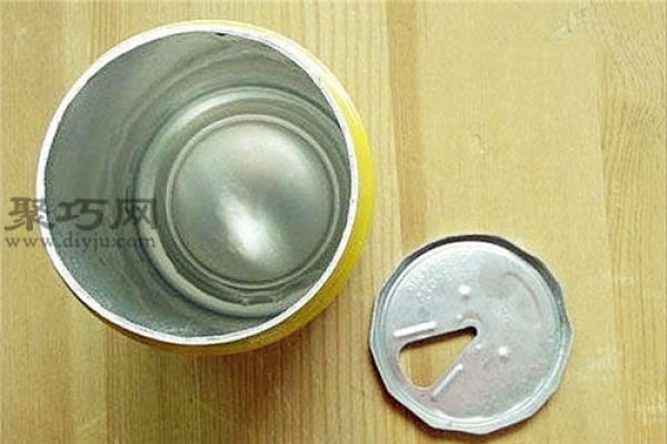 Illustrated tutorial on how to make lanterns from cans. Simple 5-step process to make lanterns from cans.