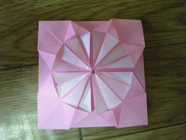 A simple and beautiful way to fold chrysanthemums. If you want to know how to fold chrysanthemums, read this tutorial.