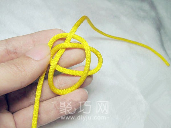 How to braid three strands and five flowers (in Chinese characters) Illustrated tutorial on how to braid Chinese knotted strands