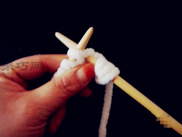 Tutorial for beginners to learn to knit a scarf. How to start knitting a scarf with a thick woolen needle.