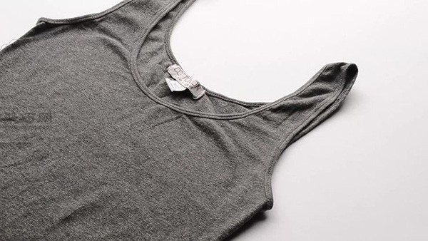 How to transform an old T-shirt into a camisole. Learn how to transform old clothes in a few minutes.