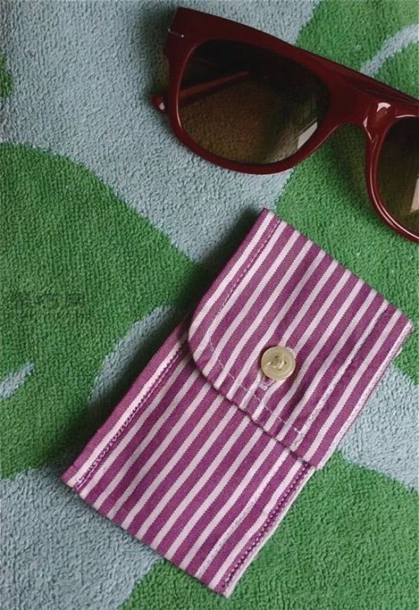 DIY coin purse tutorial on old striped shirt cuffs. Teach you how to fashion a small striped purse.