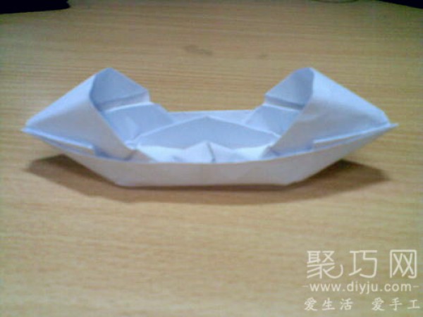 Illustrated tutorial on origami awning boat. Let the origami boat bring back the childhood fun of childhood.