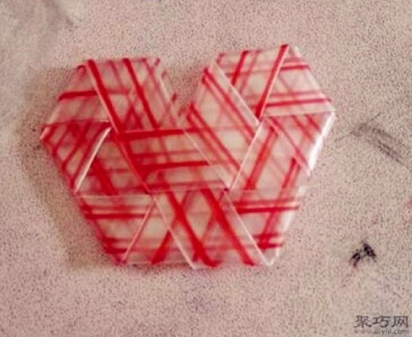 Tutorial on hand-folding disposable plastic straws into a heart shape. Illustration of the steps for folding a straw into a heart shape.