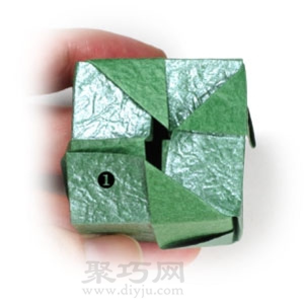 How to stack three-dimensional cubes? Check out this three-dimensional square origami tutorial