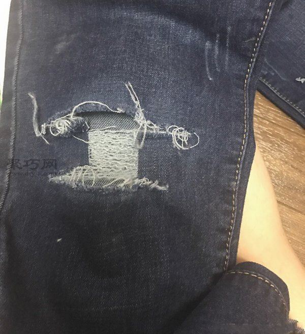 Super simple DIY method for fashionable knee ripped jeans from old jeans