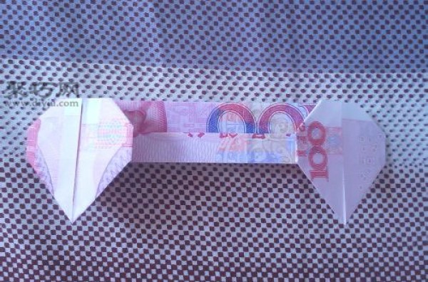 A simple version of how to fold two hearts using 100 yuan. Illustrated tutorial on how to fold two hearts using one hundred yuan.