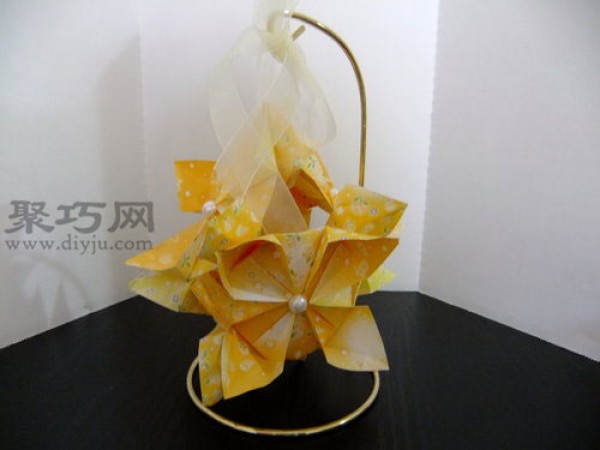 Three-dimensional bouquet origami illustrated tutorial teaches you how to make origami bouquets by hand