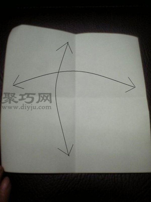 Illustration of the folding methods of a simple five-pointed star. Teach you how to fold a five-pointed star.