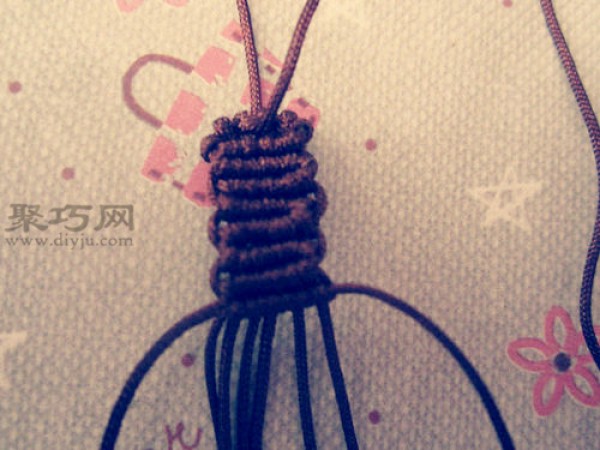 Illustrated tutorial on knitting mobile phone chains. Teach you how to knit mobile phone chains with rope.