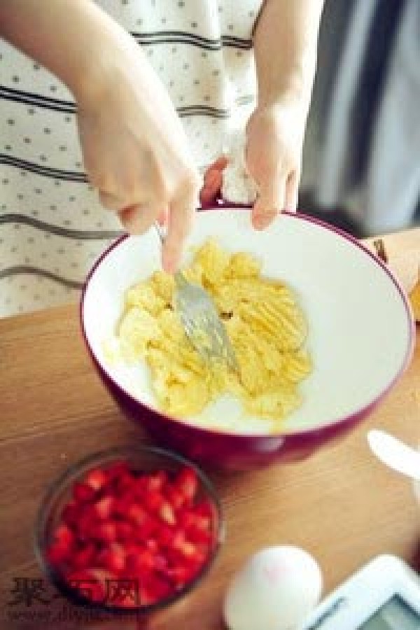 How to make delicious strawberry banana muffin cupcakes. How to make fruit cupcakes without cracking.