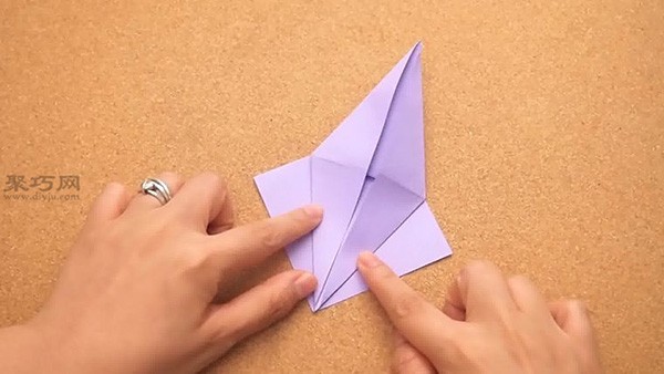 Illustration of handmade origami paper cranes. Teach you how to fold three-dimensional paper cranes.