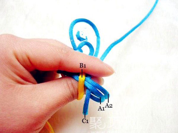 Pan-length knot combined with sorrel knot. Illustration of braiding method of full-length bow knot.