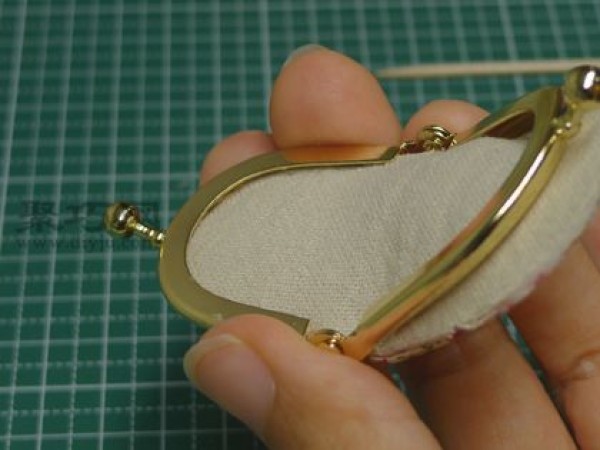 Exquisite lip-gold bag making tutorial teaches you how to make a small bag with metal pendants