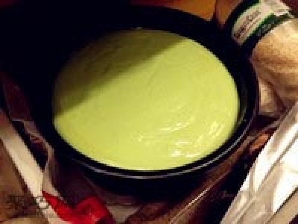 Illustration of how to make yogurt matcha frozen cheesecake. How to make super delicious matcha birthday cake.