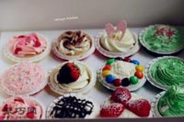 How to make fresh cream chiffon cupcakes. How to make chiffon cupcakes in various flavors.