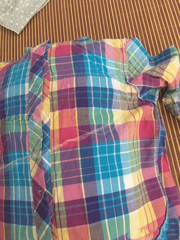 DIY pillow tutorial teaches you how to transform an old plaid shirt into a pillowcase