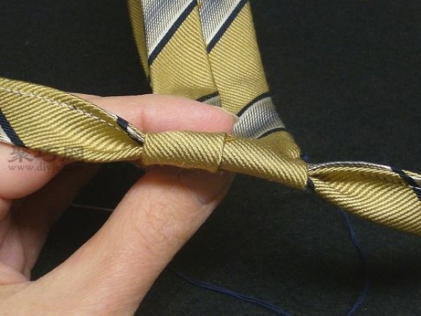 Lazy Tie DIY: Creative Button Tie Transformation Tutorial