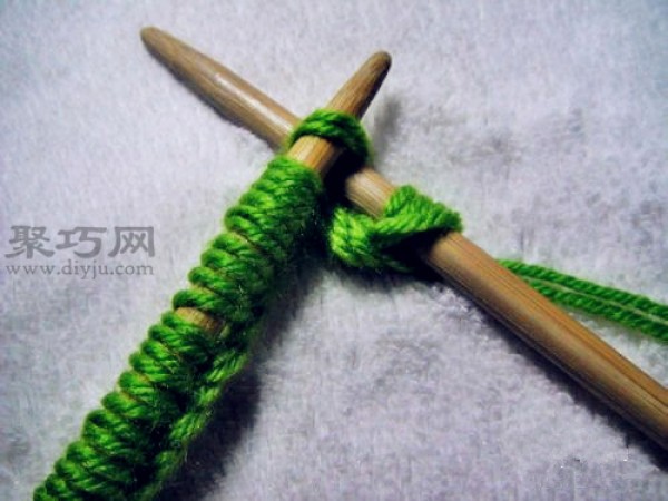 Tutorial on knitting a scarf with thick wool using double ingot needles. Teach you how to start knitting a scarf.