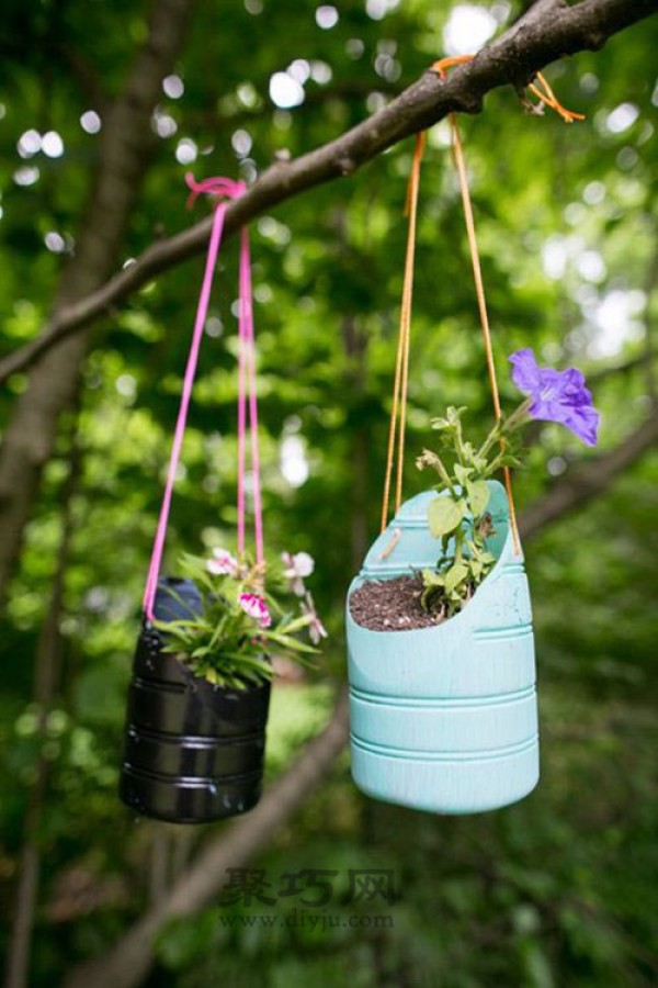 Use old items to transform beverage bottles into potted plants. Make stylish hanging flower pots out of beverage bottles.