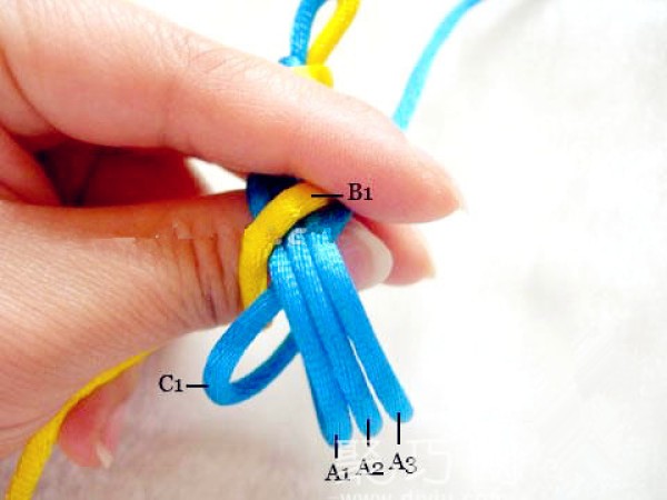 Illustrated tutorial on how to weave Chinese knot with three long coiled knots