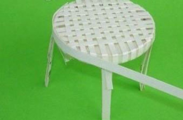 Disposable paper cups turn waste into treasure and handmade pastoral chairs