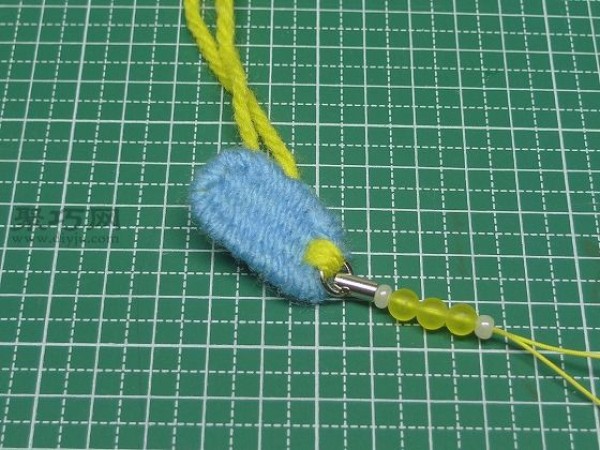 Illustration of how to knit wool pendant. Tutorial on how to knit wool pendant.