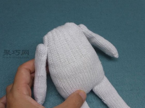 Illustration of how to make cute cartoon dolls using cloth gloves