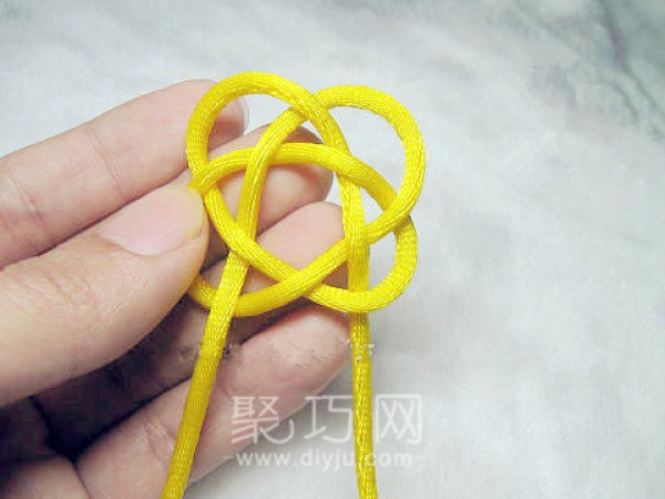 Illustration of the braiding method of three-strand five-flower (herringbone) Chinese knot knot tutorial