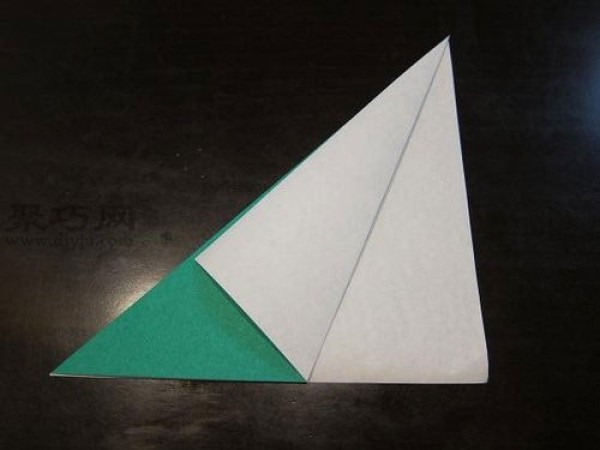 Illustration of the steps to make an origami sailboat. Learn to fold an origami boat in 3 easy steps.