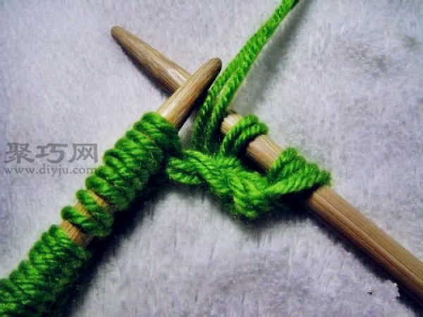 Tutorial on knitting a scarf with thick wool using double ingot needles. Teach you how to start knitting a scarf.