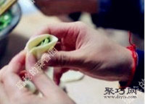 Fresh leek, shrimp, pork and dumpling filling method. Dumpling wrapping method: wooden fish dumpling.